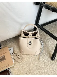 Détail d'un sac seau vintage blanc crème avec sa bandoulière amovible réglable