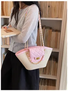 Vue détaillée du sac panier en paille avec rabat en cuir matelassé rose et chaîne dorée.
