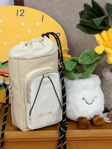 Detaillierte Ansicht der beigen Beuteltasche mit Kordelzug und Seilschultergurt