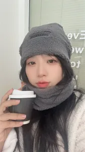 Détail rapproché d'un ensemble bonnet et cache-col gris en polaire chaude pour l'hiver