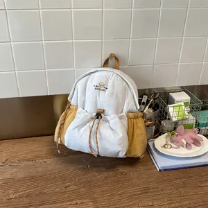 Primer plano de la elegante mochila con cordón azul y amarillo en un ambiente cotidiano