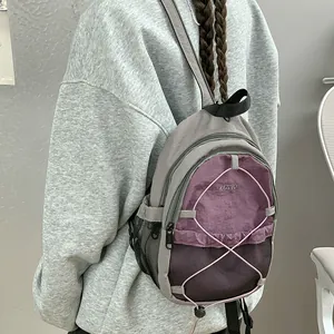 Vista posterior detallada de una mini mochila deportiva al aire libre multicolor para mujer