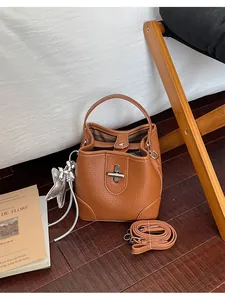 Sac seau élégant en cuir marron rétro avec poignée, breloque étoile et bandoulière amovible