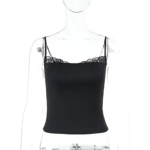 Detalle de un top corto negro Y2K con un elegante ribete de encaje en el escote.