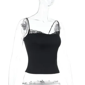 Vista detallada de la camiseta negra y2k con encaje delicado y diseño de ajuste delgado