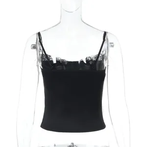 Vista detallada trasera de un top camisola negro Y2K con encaje y un ajuste ceñido.