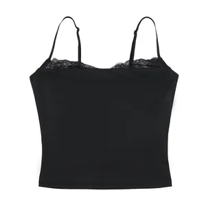 Vista detallada de una camiseta negra ajustada estilo Y2K con encaje fino y elegante