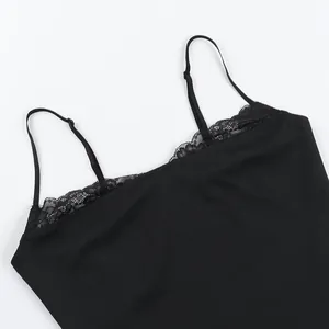 Primer plano del delicado detalle de encaje en un top de tirantes negro estilo Y2K
