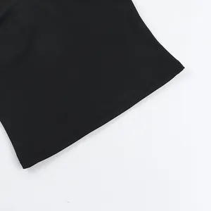 Primer plano de la costura del dobladillo en un top negro ajustado de color liso estilo Y2K