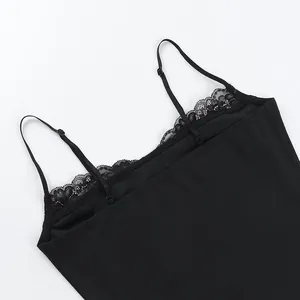 Detalle de primer plano del elegante borde de encaje negro y los finos tirantes ajustables