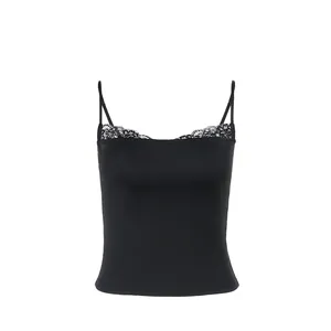 Vista detallada de una camiseta negra ajustada con delicado ribete de encaje en el escote
