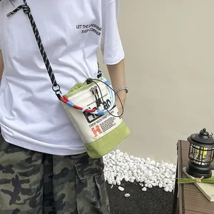 Detailansicht der Designer-Beuteltasche mit Kontrastfarben und dickem Seilgurt