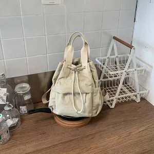 Primer plano detallado de una mochila con cordón crema en un entorno de cocina moderna.