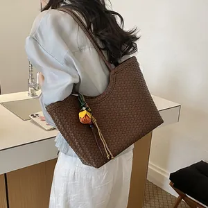 Elegante bolso tote trenzado marrón con colgante de flor, bolso de verano amplio y chic