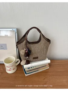 Sac à main vintage en paille tressée avec poignées en cuir et breloque décorative