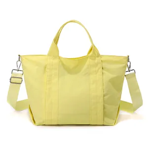 Vista dettagliata di una grande borsa tote in nylon giallo per il pendolarismo
