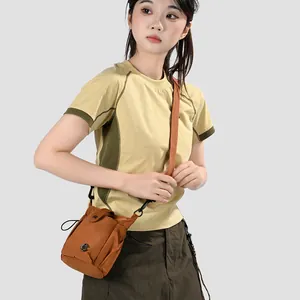 Mannequin portant un mini sac bandoulière léger beige pour femme style décontracté chic
