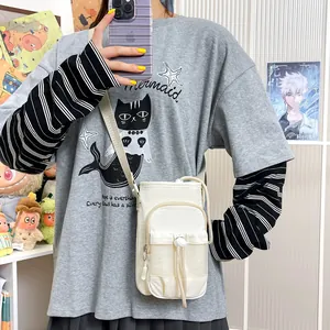 Primer plano detallado del bolso bandolera blanco para móvil, sencillo y elegante de mujer