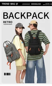 Outdoor-Modelle mit wasserdichten grauen und schwarzen Rucksäcken mit orangen Details