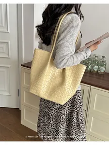 Elegant woven tote bag for women, large capacity shoulder bag for commuting, beige finish