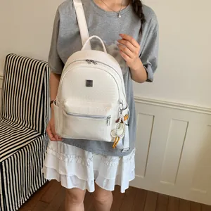 Zaino stile college intrecciato bianco elegante mostrato in un ambiente casual.