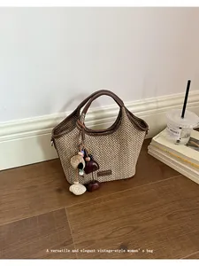 Vue détaillée d'un élégant sac à main en paille tressée de style vintage français
