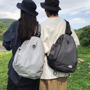 Appassionati di outdoor con zaini da trekking a griglia grigi e neri nella natura