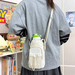 Vista posterior de una persona con un bolso bandolera crema para teléfono y botella
