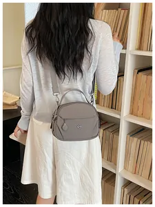 Bolso bandolera informal de nailon gris para mujer con asa superior y correa ajustable