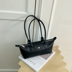 Sac à bandoulière noir minimaliste style dumpling avec de longues poignées élégantes