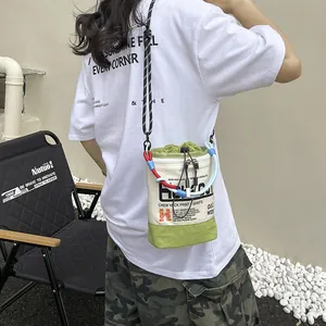 Detailansicht der lässigen Canvas-Beuteltasche mit bunten Seilakzenten als Umhängetasche.