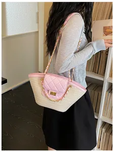 Sac panier en paille avec rabat matelassé rose et chaîne dorée sur modèle