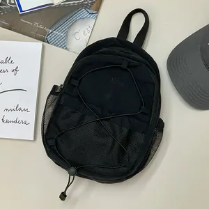 Primer plano de mochila deportiva negra con cordón elástico y bolsillos de malla