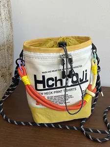 Mode Nischen-Design Nylon Beuteltasche Damen Lässig Farbblock Buchstaben-Druck Umhängetasche Mit Buntem Geflochtenem Seil