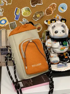 Detail der Canvas-Beuteltasche mit orangefarbenem Gittermuster und verstellbarem Seilriemen