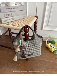 Sac à main élégant en paille tressée de style français avec breloque décorative colorée