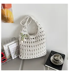 Primer plano de bolso de hombro hecho a mano con adorno de flores de tulipán