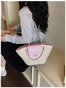 Vue détaillée d'un sac panier en paille tissée avec rabat en cuir matelassé rose.
