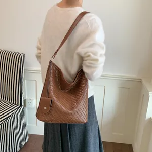 Grote bruine geweven emmer tas in Koreaanse retro stijl gedragen door model