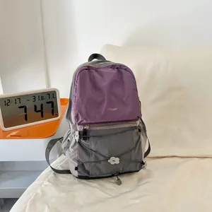 Detailansicht des modischen, wasserdichten Outdoor-Rucksacks in Lila und Grau.