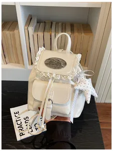 Crèmewitte rugzak met kant en sterhanger in preppy stijl voor dagelijks reizen en school.