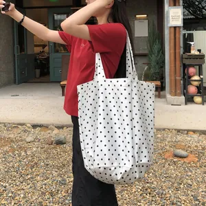 Λευκή τσάντα tote σε ιαπωνικό στυλ με μαύρο πουά για καθημερινή χρήση