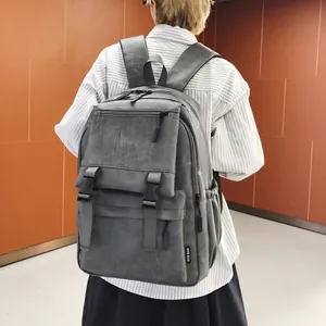 Vue arrière d'un modèle portant un sac à dos vintage en cuir PU gris à boucles