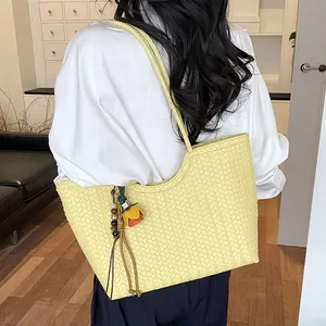 Elegante bolso tote tejido amarillo grande para mujer, bolso de hombro de verano con borla
