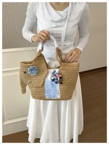 Sac cabas en paille tressée en forme d'éléphant avec fleur bleue décorative et breloque