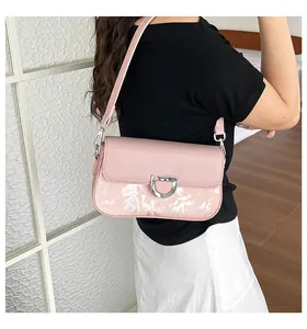 Minimalistische rosa Umhängetasche mit Marmortextur und silberner Schnalle am Modell