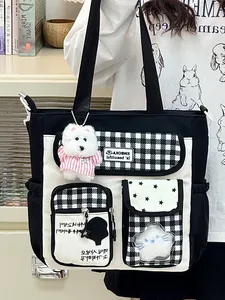 Detailansicht einer süßen Canvas-Tragetasche mit mehreren Taschen und einem Plüschhund