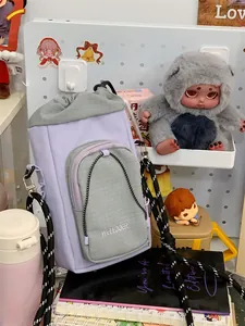Detailansicht der modischen lila und salbeigrünen Eimertasche mit geflochtenem Gurt