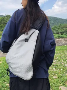 Borsa a tracolla da trekking grigia e nera minimalista con logo della montagna per viaggi