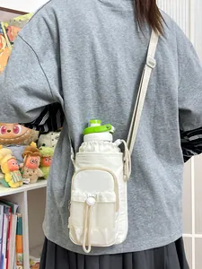 Bolso bandolera minimalista de nailon blanco para botella de agua y móvil para mujer en uso real